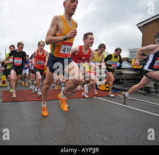 Nahaufnahme eines Marathon-Läufer an der Startlinie Aufrechnung Dronfield 10k laufen Sheffield South Yorkshire in England Stockfoto