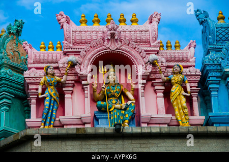 Nahaufnahme von bunten Figuren und Gesichter auf einen Hindu-Tempel in Little India Bereich von Singapur Sri Veeramakaliamman Tempel Stockfoto