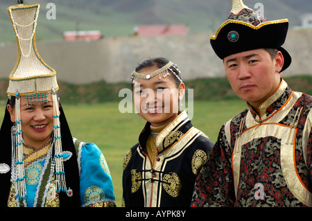 Zwei Frauen und ein Mann in traditioneller mongolischer Kleidung, Ulaanbaatar, Mongolei Stockfoto