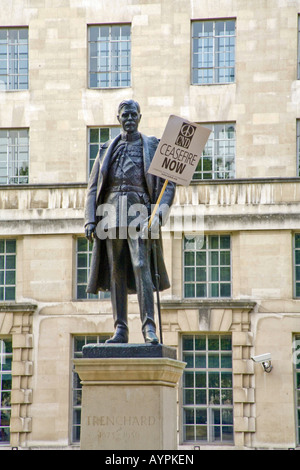 Frieden Plakat auf Statue von Lord Trenchard außerhalb des War Office in London England nach einem Stopp die Krieg-demonstration Stockfoto