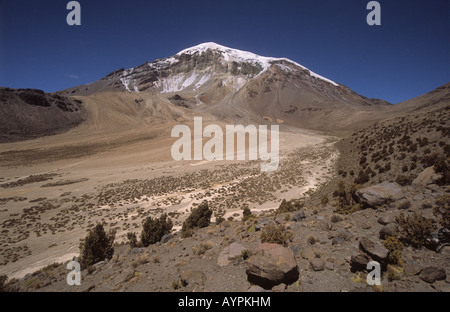 Sajama Vulkan, West-Nordwand, Nationalpark Sajama, Bolivien. Die unteren Basislager für Aufstiege von dieser Seite ist im Tal. Stockfoto