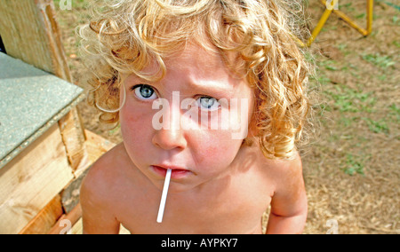 kleines Mädchen saugen ihr lolly Stockfoto