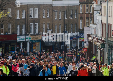 Am London Marathon Day kommen viele Läufer zum Start des Laufens. Das ruhige Vale, Blackheath Village, South SE21 London UK 2008 2000s Stockfoto