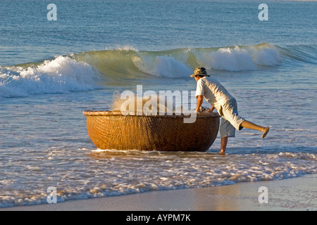 Vietnamesische Fischer bringt in seinem Korb Boot, Strand von Mui Ne, Vietnam, Südostasien, Asien Stockfoto