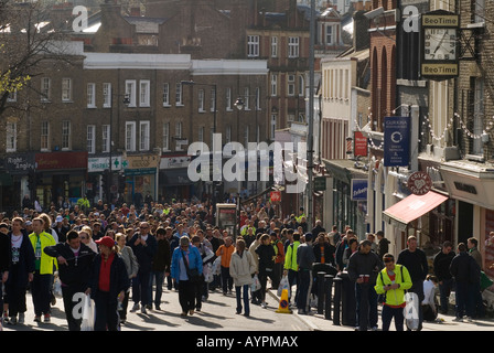 Am London Marathon Day kommen viele Läufer zum Start des Laufens. Das ruhige Vale, Blackheath Village, South SE21 London UK 2008 2000s Stockfoto