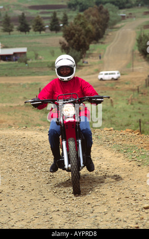 Besuchen Gesundheit Arbeiter auf einem Motorrad mit Fahrer für Gesundheit Programm in ländlichen Lesotho Stockfoto