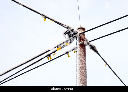 Verschneite elektrische Strommast Linien Stockfoto
