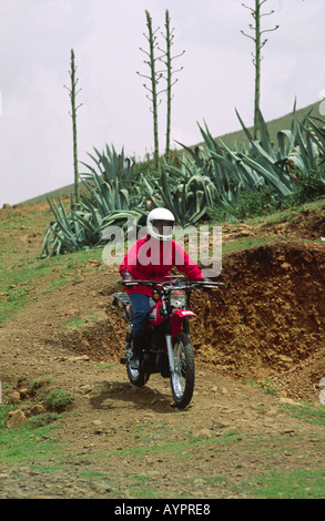 Ein ausgebildeter im Gesundheitswesen, auf dem Reiter für Gesundheit Programm, auf einem Motorrad auf dem Weg zu einer abgelegenen ländlichen Gegend. Lesotho Stockfoto