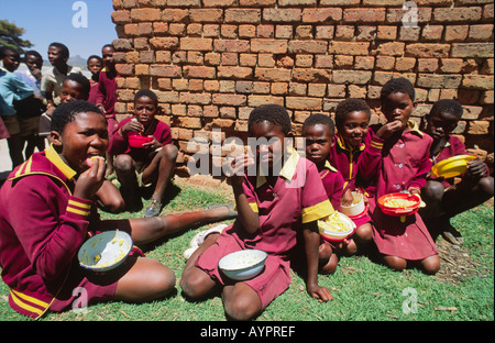 Schulkinder, die ihr Schulessen essen, werden von ausländischer Hilfe versorgt. Lesotho Stockfoto