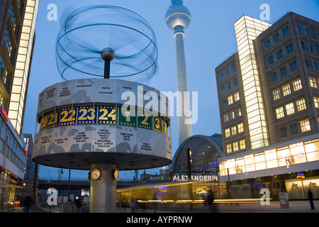 Alexanderplatz mit Weltzeituhr, Berolina-Haus, Fernsehturm, Straßenbahn, Mitte, Berlin, Deutschland, Europa Stockfoto