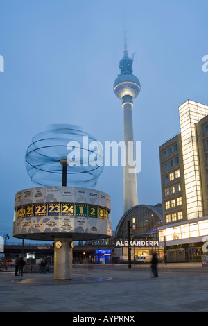 Weltzeituhr, Fernsehturm und Berolina Haus am Alexanderplatz, Mitte, Berlin, Deutschland, Europa Stockfoto