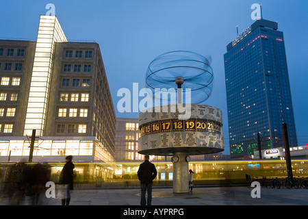 Berolina-Haus, Weltzeituhr, Hotel Park Inn, Straßenbahn auf dem Alexanderplatz, Mitte, Berlin, Deutschland, Europa Stockfoto