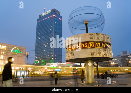 Galeria Kaufhof, Hotel Park Inn, Straßenbahn und Welt Zeit Uhr auf dem Alexanderplatz, Mitte, Berlin, Deutschland, Europa Stockfoto