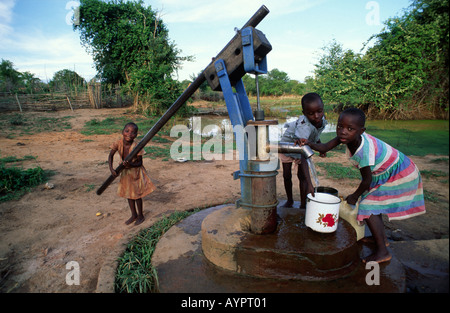 Junge ländliche Batonga-Mädchen, die Wasser aus ihrem Dorf gut pumpen, eine Aufgabe, die sie viermal am Tag erledigen. Nr Binga, Simbabwe Stockfoto