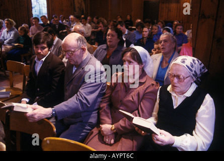 Friedland Flüchtlingslager West Deutschland. Soviet-Germans zurück, Schutzhütten aus der Sowjetunion in die Freiheit. Gottesdienst 1980 s HOMER SYKES Stockfoto