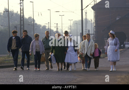 Friedland Flüchtlingslager West Deutschland. Soviet-Germans zurück, Schutzhütten aus der Sowjetunion in die Freiheit. 1980 s HOMER SYKES Stockfoto