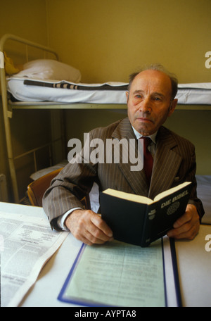 Friedland Flüchtlingslager West Deutschland. Soviet-Germans zurück, Schutzhütten aus der Sowjetunion in die Freiheit. Mit Bibel 1980 s HOMER SYKES Stockfoto