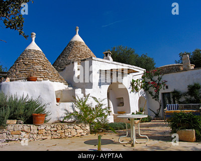 Ein traditionelles, kegelbedecktes Trullo-Haus in Apulien, Süditalien Stockfoto