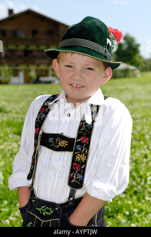 Kleiner Junge tragen traditionelle bayerische Tracht Stockfoto