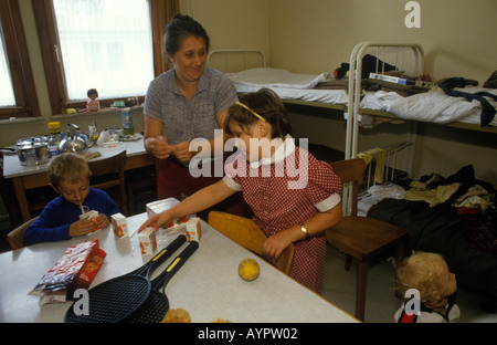 Friedland Flüchtlingslager West Deutschland. Soviet-Germans zurück, Schutzhütten aus der Sowjetunion in die Freiheit. 1980 s HOMER SYKES Stockfoto