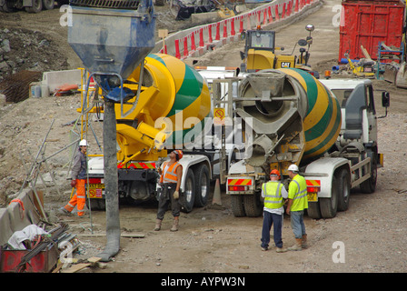 London Docklands Sanierung Bau Website Fertigmischung konkrete Lieferwagen Stockfoto