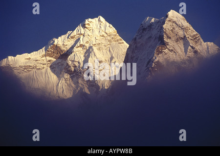 AJI74555 Sonnenuntergang auf Ama Dablam 6856 Meter Himalaya Berggipfel von Dingboche 4360 m Mount Everest Gebiet Nepal gesehen Stockfoto