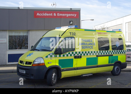 Basildon NHS Notaufnahme unterzeichnen und private Krankenwagen durch die Themse Ambulance Service Essex England Großbritannien betrieben Stockfoto