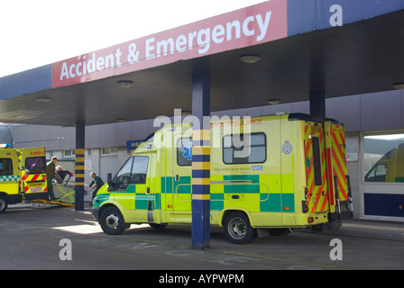 NHS nationaler Krankenwagen außerhalb des Gesundheitseingangs im Basildon Krankenhaus Gebäude A&E Unfall- und Notfallstation Essex England Großbritannien Stockfoto