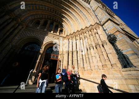 Eingang zum British Natural History Museum, London Stockfoto