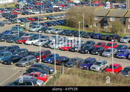 Aus der Vogelperspektive des großen, voll beschäftigten Krankenhauspersonals und Besuchergebühr gebührenpflichtiger Parkplatz Basildon Essex England Großbritannien Stockfoto