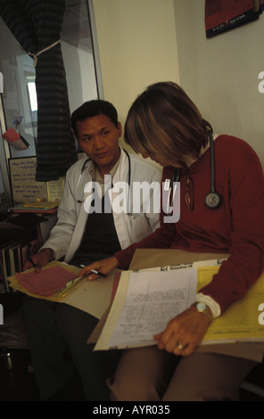 Ärzte, die Patientenakten im tibetischen Delek Krankenhaus in Dharamsala, Indien, überprüfen. Stockfoto