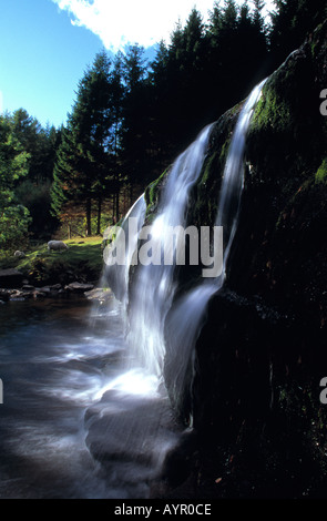 Brecon Beacon Wasserfall schließen Seitenansicht mit Schatten und Sonnenlicht Stockfoto