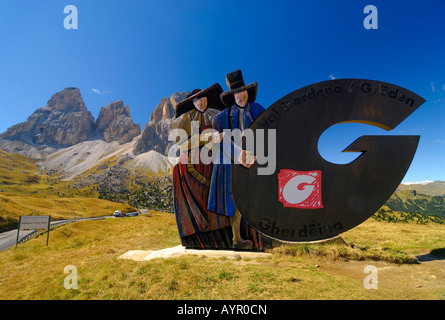 Figuren tragen Tracht, Passo Sella (Sellajoch), Bozen-Bolzern, Italien Stockfoto