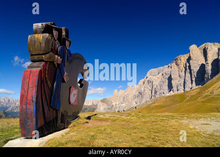 Figuren tragen Tracht, Passo Sella (Sellajoch), Bozen-Bolzern, Italien Stockfoto