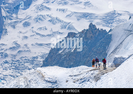 Bergsteiger absteigend Col du Midi (MIDI-Pass), Mt. Aiguille du Midi, Mont-Blanc-Massiv, Chamonix, Frankreich Stockfoto