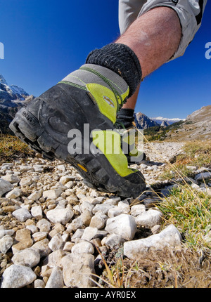 Gelbe Lederschuhe Bergsteigen Wanderer auf einem Trail Wandern Stiefeln, Bozen-Bolzern, Italien Stockfoto