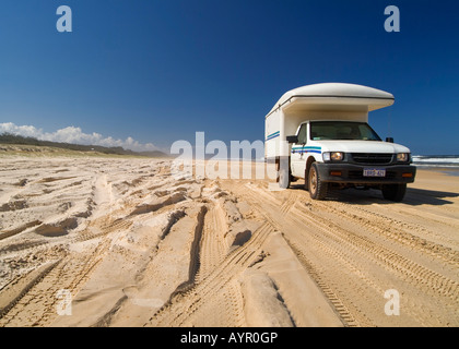 Offroad-Wohnmobil (4 X 4 RV) am Strand von Fraser Island, Queensland, Australien Stockfoto