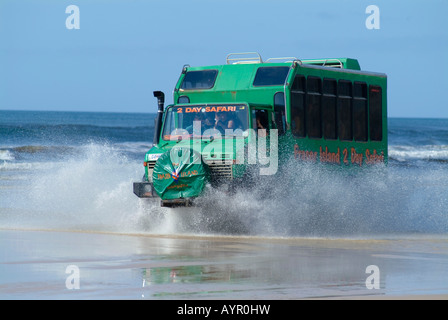 AWD-Bus Fahrt durch das Wasser am Strand von Fraser Island, Queensland, Australien Stockfoto