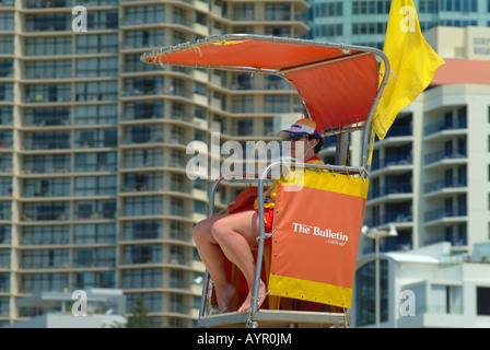 Bademeister sitzt auf einem hohen Stuhl beobachten am Strand, Paradies für Surfer, Queensland, Australien Stockfoto