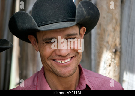 Ein arbeitenden Cowboy auf einer Ranch in Colorado einen Cowboy-Hut und lächelnd. Stockfoto