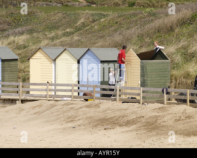 Bunte Strandhäuschen am Summerleaze Beach, Bude, Cornwall, UK, wird wieder in Ort bereit für die Sommersaison. Stockfoto