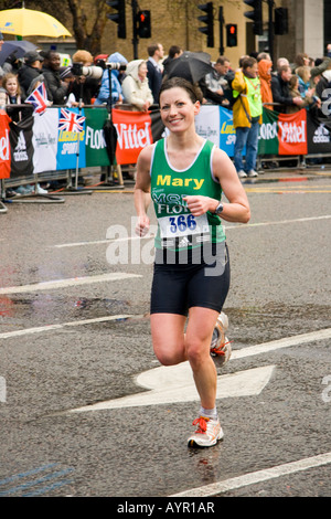 Ein Läufer in den London-Marathon zwischen Meile 22 und 23 13. April 2008 Stockfoto