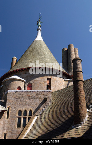 Das märchenhafte Castell Coch aka Red Castle in der Nähe von Cardiff, Wales, Großbritannien. Nahaufnahme des konischen Daches, des Steinmauerwerks und der hohen Schornsteine vor einem blauen Himmel. Stockfoto