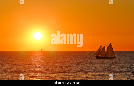 Segelschiffe auf dem Meer bei Sonnenuntergang, Broome, Western Australia, Australien Stockfoto