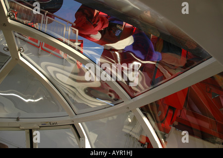 Spiegelungen auf dem Dach eines der London Eye Kapseln Stockfoto