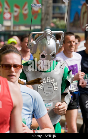 Als Cyberman gekleideter Läufer, Flora London Marathon 2007, Shadwell, East London, England, Großbritannien Stockfoto