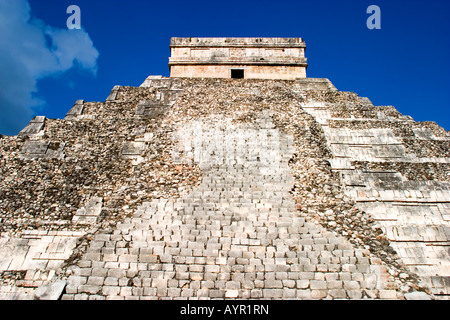 El Castillo (das Schloss) Tempel der alten Maya-Zivilisation am historischen Ort Chichen Itza in Mexiko. Stockfoto