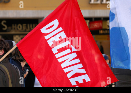 Rote deutsche Linke (Die Linke) Partei Flagge bei einem Protest gegen die 2008 Münchner Konferenz für Sicherheitspolitik, München, Bayern Stockfoto