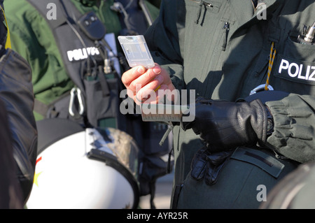 Bereitschaftspolizei Überprüfung Personalausweis bei einem Protest gegen die 2008 Münchner Konferenz für Sicherheitspolitik, München, Bayern, Deutschland Stockfoto