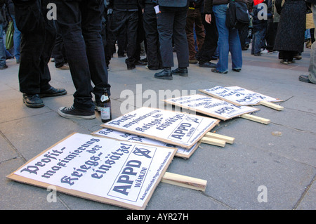 Protest-Zeichen bei einem Protest gegen die 2008 Münchner Konferenz für Sicherheitspolitik, München, Bayern, Deutschland Stockfoto